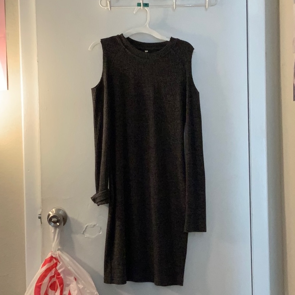Body fitted shoulder cut out dress